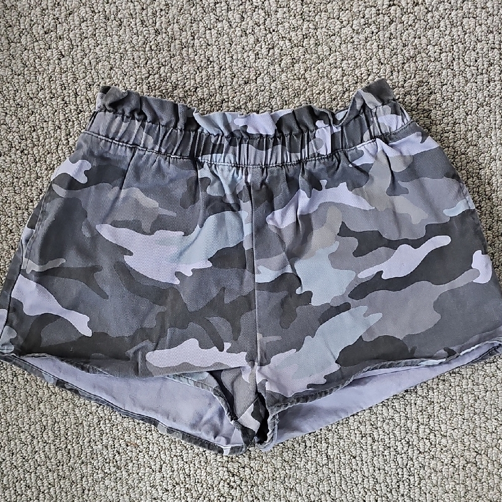 Forever 21 Gray Camouflage Shorts, Small